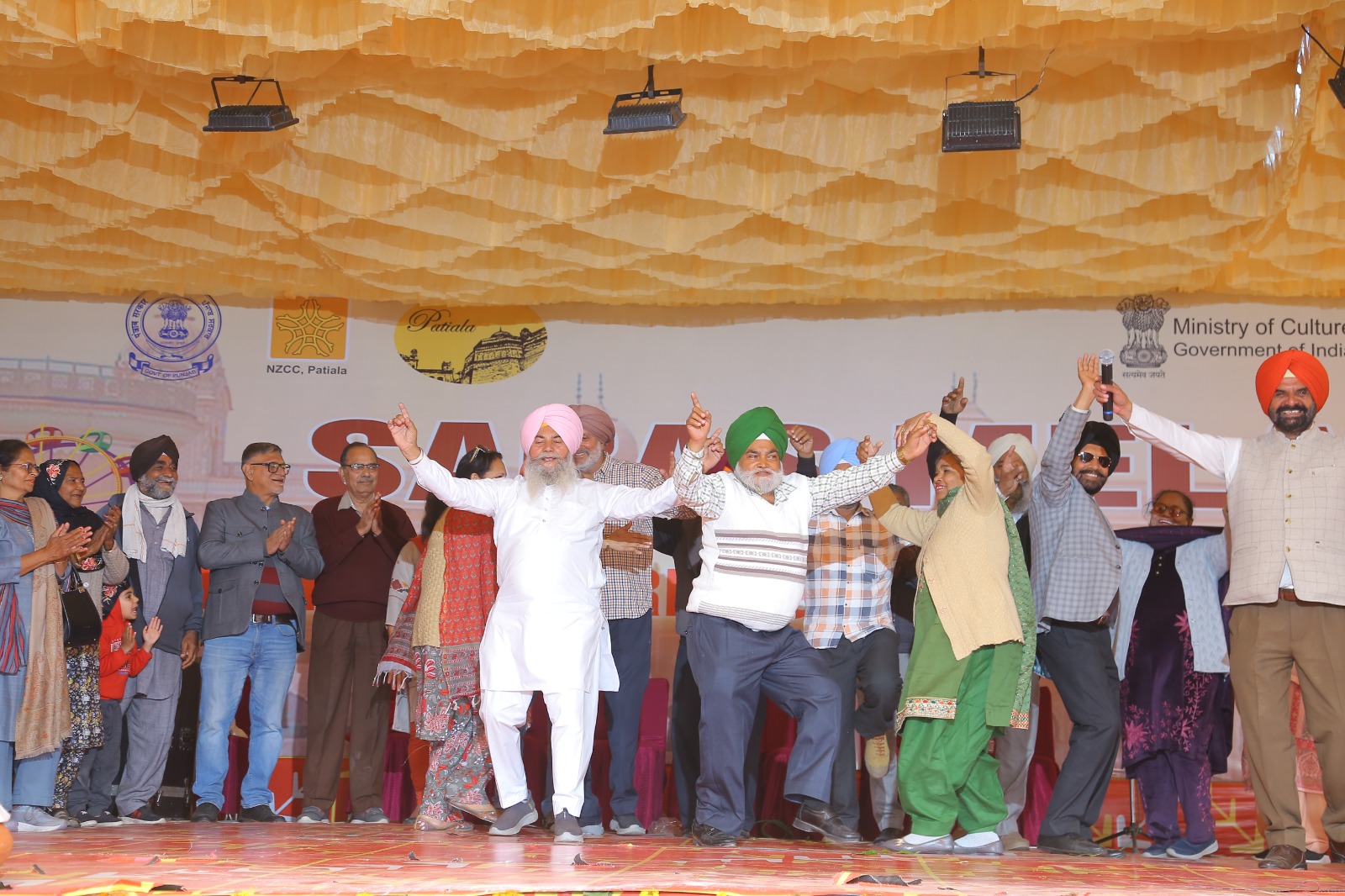 Ninth day of Saras Mela: Babas up to 80 years of age spread their charm on various songs